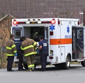 Ambulancia S.A.S.U. hombres trabajando en ambulancia